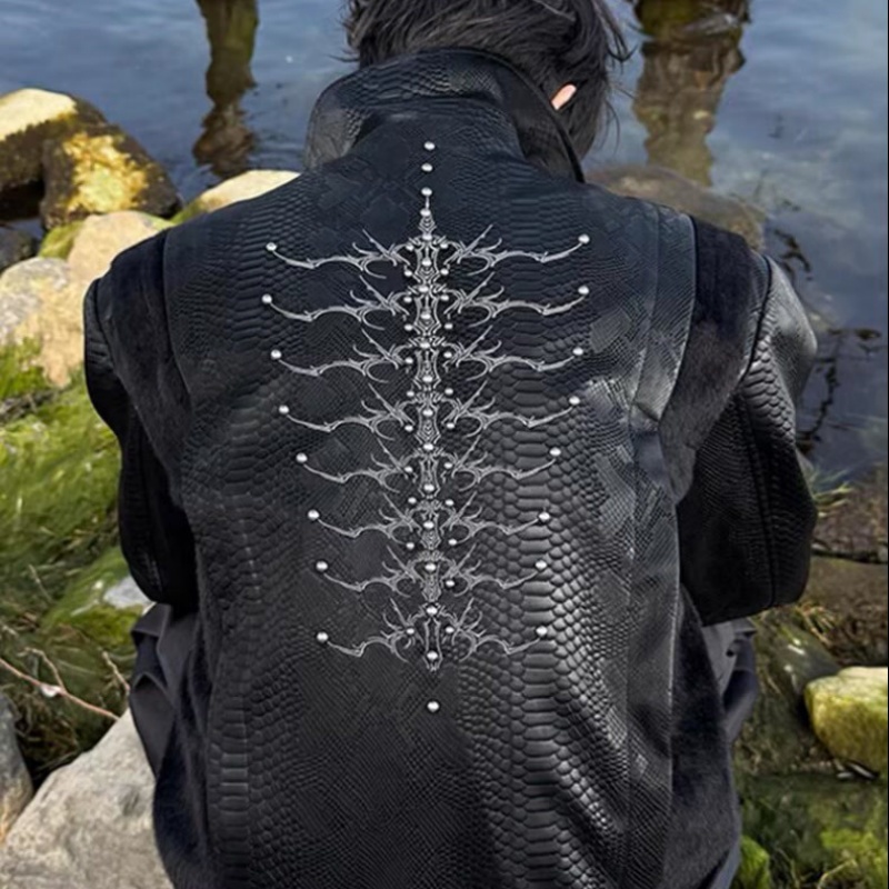 Giacca Nera da Uomo con Stampa - Embroidery Gothic recensione e prezzo