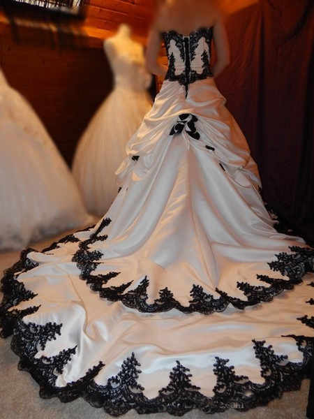 Abito da sposa vintage gotico  - Embroidery Gothic recensione e prezzo